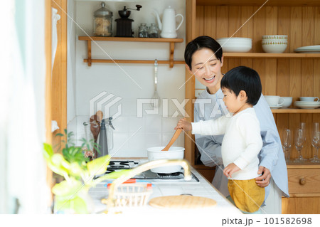 キッチンで母親とおままごとする3歳の男の子 キッチンで母親とおままごとする3歳の男の子 101582698