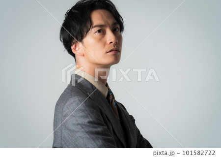 ダブルスーツの30代男性 ダブルスーツの30代男性 101582722