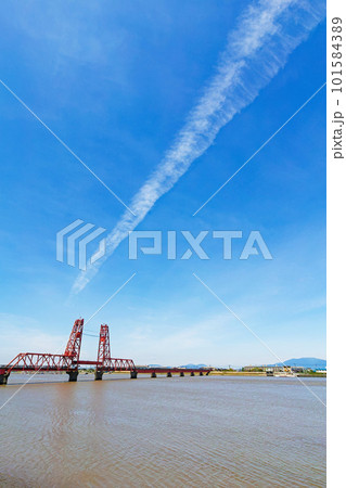 佐賀県/ 青空の筑後川昇開橋 佐賀県/ 青空の筑後川昇開橋 101584389