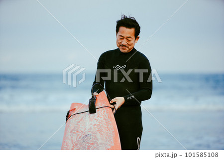サーフィンを楽しむシニア男性 101585108