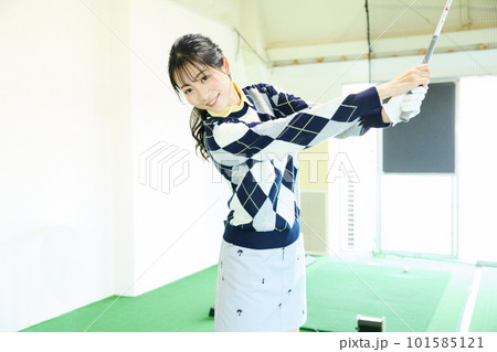 ゴルフ練習をする女性 101585121