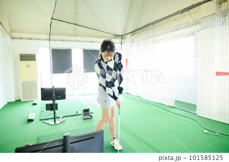 ゴルフ練習をする女性 ゴルフ練習をする女性 101585125