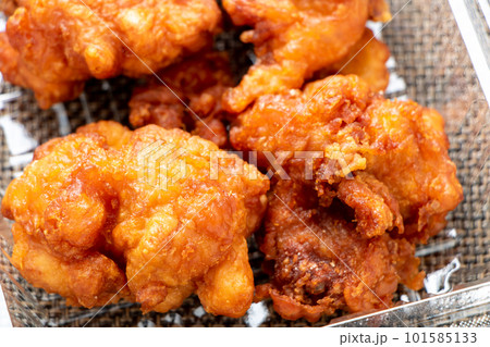 透明プラスチック容器に入れられた、鶏肉の唐揚げ。 透明プラスチック容器に入れられた、鶏肉の唐揚げ。 101585133