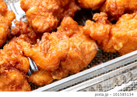 透明プラスチック容器に入れられた、鶏肉の唐揚げ。 透明プラスチック容器に入れられた、鶏肉の唐揚げ。 101585134