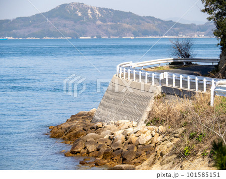 佐木島(広島県三原市鷺浦町)の海岸と青い海(瀬戸内海)の風景。 佐木島(広島県三原市鷺浦町)の海岸と青い海(瀬戸内海)の風景。 101585151