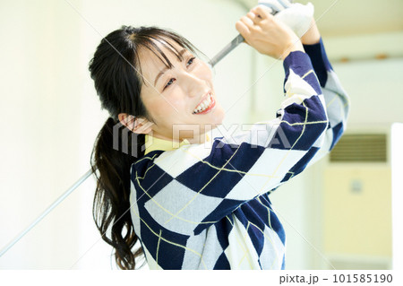 ゴルフ練習をする女性 ゴルフ練習をする女性 101585190