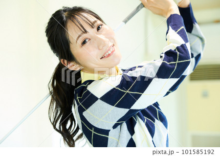 ゴルフ練習をする女性 ゴルフ練習をする女性 101585192