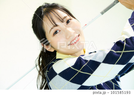 ゴルフ練習をする女性 ゴルフ練習をする女性 101585193