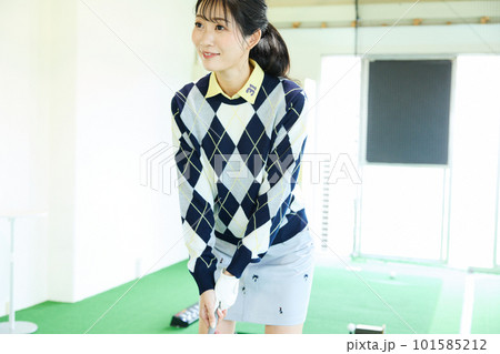 ゴルフ練習をする女性 101585212