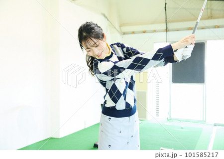 ゴルフ練習をする女性 101585217