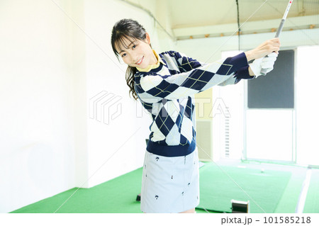 ゴルフ練習をする女性 ゴルフ練習をする女性 101585218