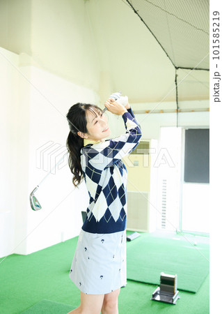 ゴルフ練習をする女性 101585219