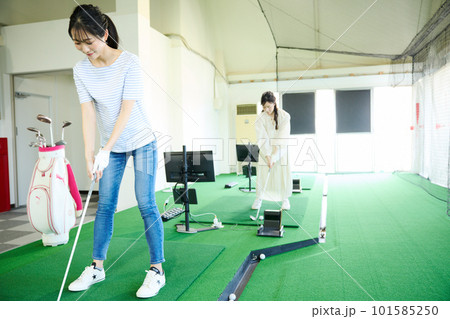 ゴルフ練習をする女性 101585250