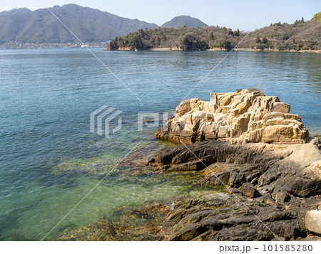佐木島(広島県三原市鷺浦町)の海岸と美しい海(瀬戸内海)の風景。 101585280