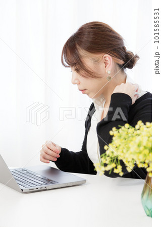 ノートパソコンで仕事をする女性 101585531