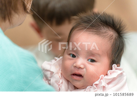 見つめる赤ちゃん 見つめる赤ちゃん 101585689