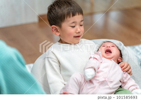 生まれたばかりの妹を抱っこするお兄ちゃん 生まれたばかりの妹を抱っこするお兄ちゃん 101585693
