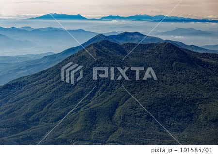 妙高山山頂から見る黒姫山と八ヶ岳・南アルプス 101585701