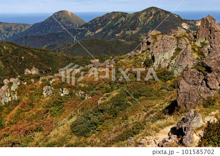 初秋の妙高山山頂から見る火打山と焼山 初秋の妙高山山頂から見る火打山と焼山 101585702