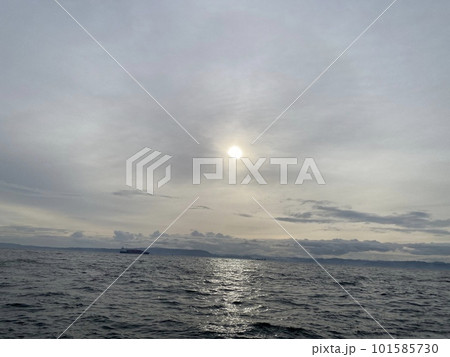 船から見る朝の太陽 101585730