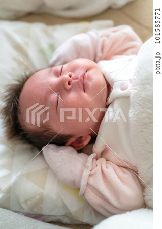 眠る赤ちゃん 101585771