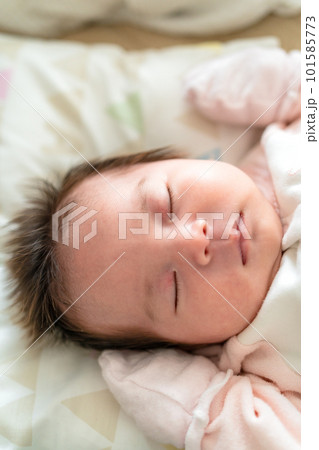眠る赤ちゃん 眠る赤ちゃん 101585773