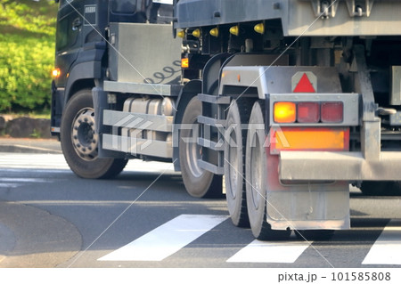 左折中のトレーラーダンプ　イメージ 101585808