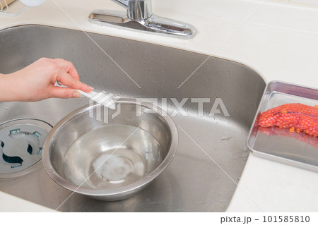 【イクラの醤油漬けを作るためにボウルに塩を入れる】 【イクラの醤油漬けを作るためにボウルに塩を入れる】 101585810