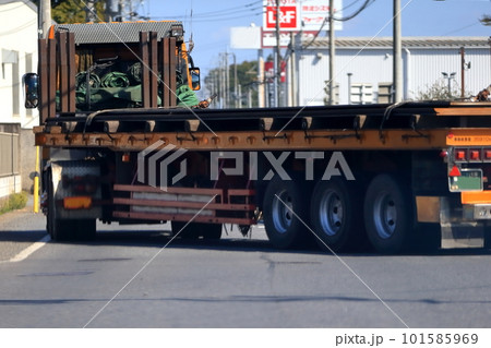 右折中のトレーラートラック イメージ 右折中のトレーラートラック イメージ 101585969