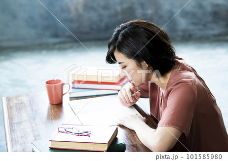 勉強する若い女性 101585980