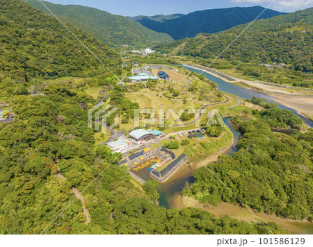 奄美大島 マングローブ原生林に隣接する観光施設の空撮 奄美大島 マングローブ原生林に隣接する観光施設の空撮 101586129