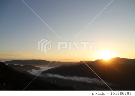「荒谷山の日の出と雲海」SDGs地球の美しさ広島県広島市安佐北区白木町太陽の輝きと朝日の光 101586293