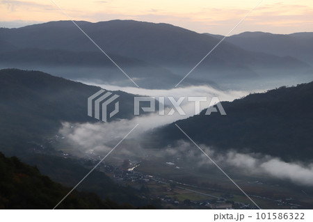 「荒谷山の日の出と雲海」SDGs地球の美しさ広島県広島市安佐北区白木町太陽の輝きと朝日の光 101586322
