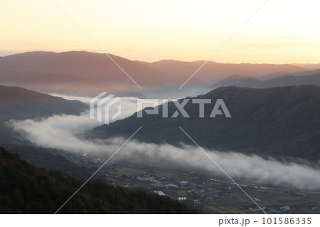 「荒谷山の日の出と雲海」SDGs地球の美しさ広島県広島市安佐北区白木町太陽の輝きと朝日の光 101586335