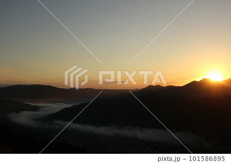 SDGs自然の美しさ「荒谷山の雲海と朝日」広島県広島市安佐北区白木町太陽の輝きと朝日の光 101586895
