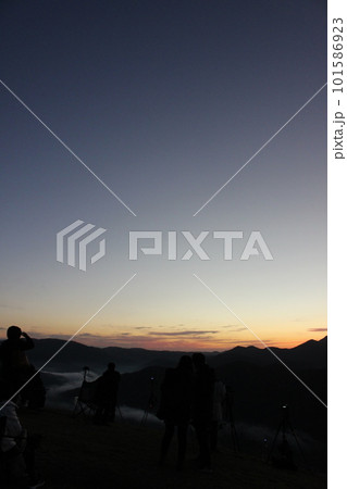 SDGs自然の美しさ「荒谷山の雲海と朝日」広島県広島市安佐北区白木町太陽の輝きと朝日の光 101586923