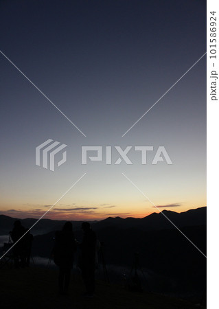 SDGs自然の美しさ「荒谷山の雲海と朝日」広島県広島市安佐北区白木町太陽の輝きと朝日の光 101586924