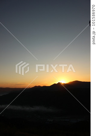 SDGs自然の美しさ「荒谷山の雲海と朝日」広島県広島市安佐北区白木町太陽の輝きと朝日の光 101586970