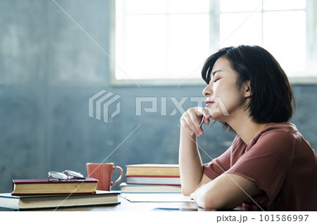 勉強する若い女性 勉強する若い女性 101586997
