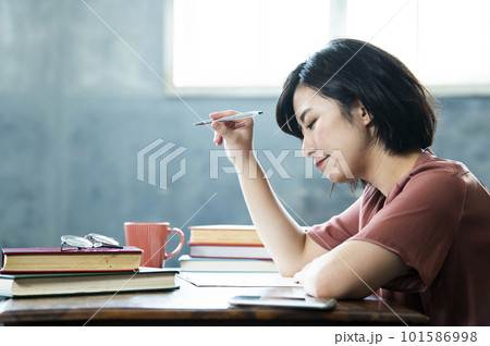 勉強する若い女性 勉強する若い女性 101586998
