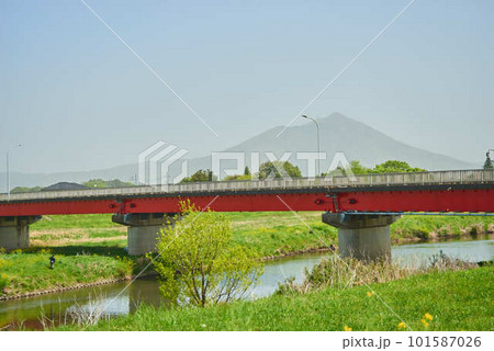2023年4月12日の筑波山にかかる黄砂 2023年4月12日の筑波山にかかる黄砂 101587026