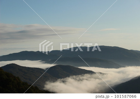 SDGs自然の美しさ「雲海に浮かぶ山々」広島県広島市安佐北区白木町太陽の輝きと朝日の光 101587066