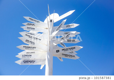 世界各国の都市への距離と方角が示された看板 世界各国の都市への距離と方角が示された看板 101587381