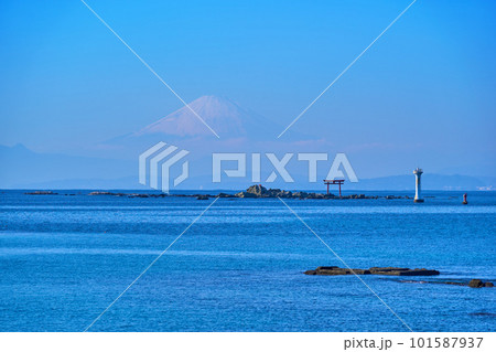 神奈川県三浦郡葉山町の真名瀬海岸から富士山方面 101587937