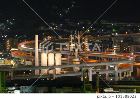 世界遺産の東田第一高炉跡と北九州都市高速道路の光跡夜景 世界遺産の東田第一高炉跡と北九州都市高速道路の光跡夜景 101588023