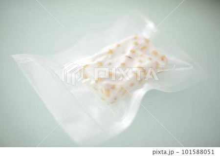 袋詰めしたテンペ 101588051