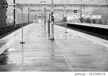 雨の駅のホーム　モノクローム 101588229