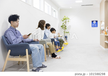 歯医者、クリニックの待合室で待つ男性と親子 101588298