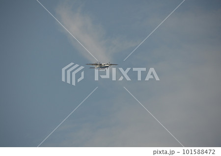 上空を飛ぶ飛行機（東京都調布市） 101588472