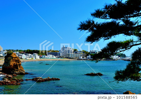 秋谷 立石海岸と遠くに見える水平線の風景 秋谷 立石海岸と遠くに見える水平線の風景 101588565